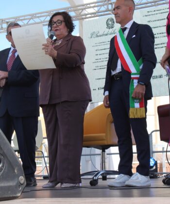 Il Sindaco Beniamino Garau durante i festeggiamenti in Piazza Liori per il conferimento ufficiale del titolo di Città a Capoterra.