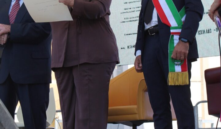 Il Sindaco Beniamino Garau durante i festeggiamenti in Piazza Liori per il conferimento ufficiale del titolo di Città a Capoterra.