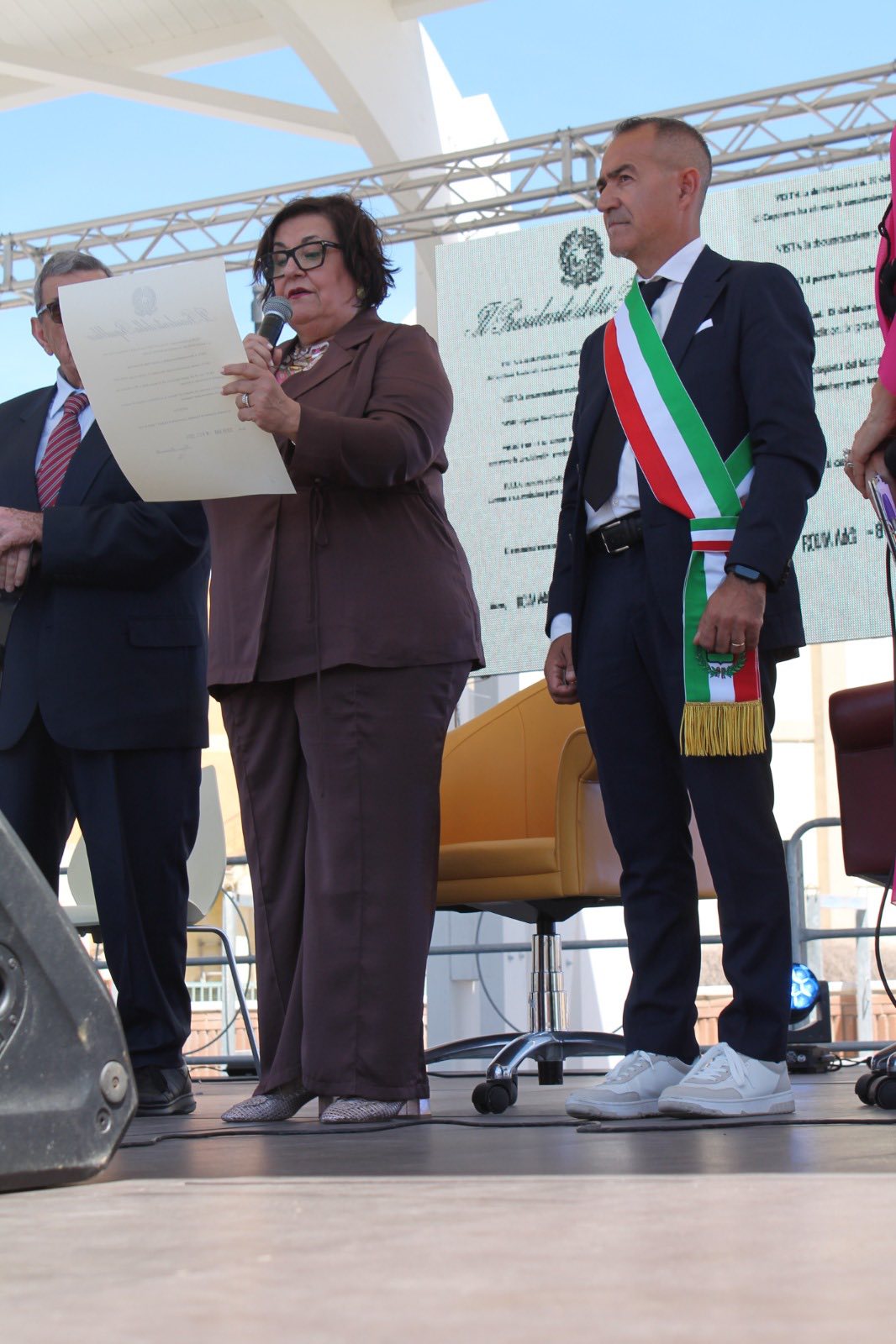 Il Sindaco Beniamino Garau durante i festeggiamenti in Piazza Liori per il conferimento ufficiale del titolo di Città a Capoterra.