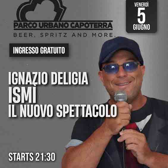Locandina dello spettacolo comico Ismì di Ignazio Deligia, in programma venerdì 5 giugno alle 21:30 al Parco Urbano di Capoterra con ingresso gratuito.